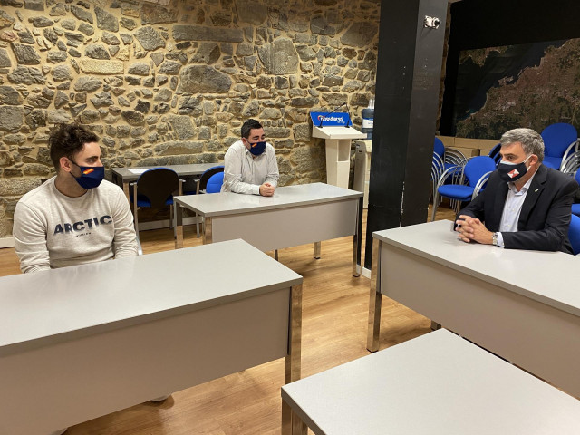 Reunión de Alfonso Marnotes con miembros de la Agrupación de Protección Civil de Vigo.