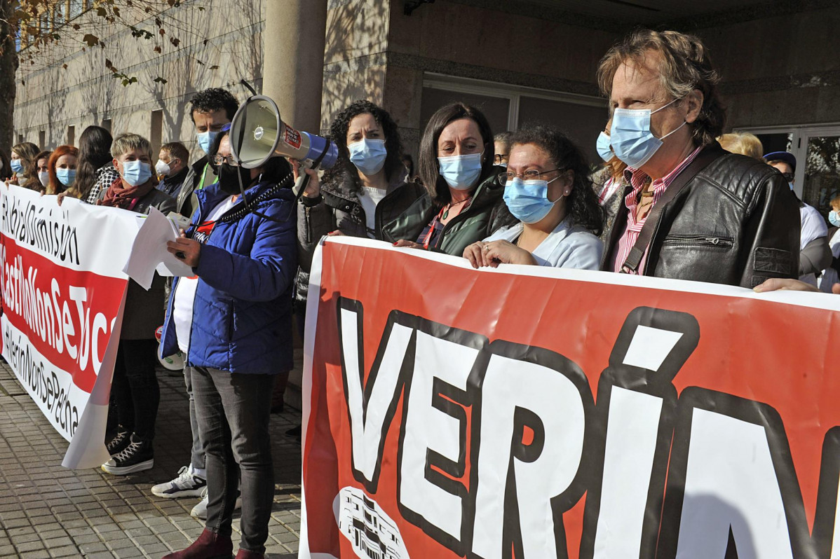 Varias personas se manifiestan delante del Hospital de Verín para apoyar al jefe de Ginecología, Javier Castrillo.