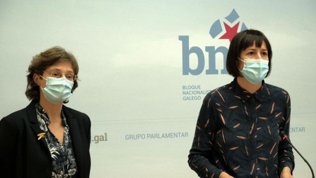 La representante del  'Movemento Galego pola Saúde Mental' Rosa Cerqueiro y la portavoz nacional del BNG, Ana Pontón