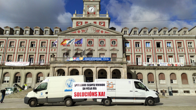 Furgones de la cofradía de Ferrol y Ballobre ante el ayuntamiento ferrolano