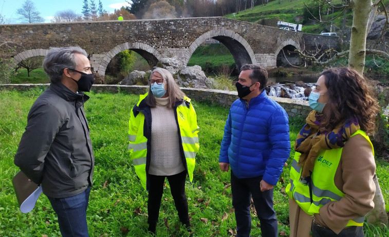 Inician los trabajos para la rehabilitación del puente medieval de Furelos, en Melide