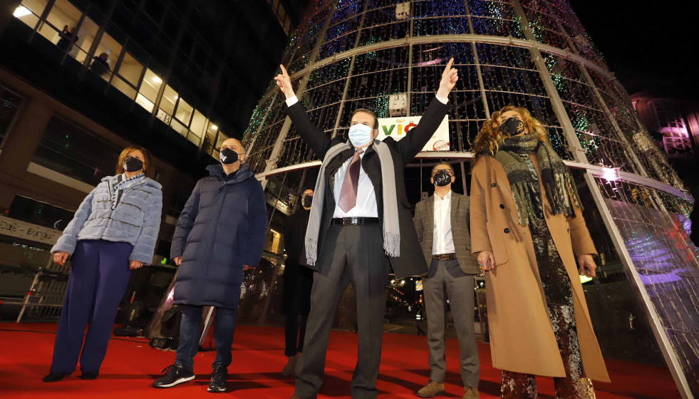 El alcalde de Vigo, Abel Caballero, durante el acto de encendido del alumbrado de la Navidad, en Vigo, Pontevedra, Galicia (España), a 2 de diciembre de 2020