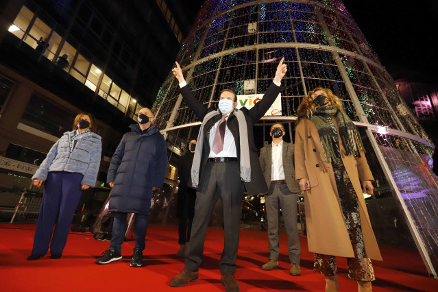 El alcalde de Vigo, Abel Caballero, durante el acto de encendido del alumbrado de la Navidad, en Vigo, Pontevedra, Galicia (España), a 2 de diciembre de 2020
