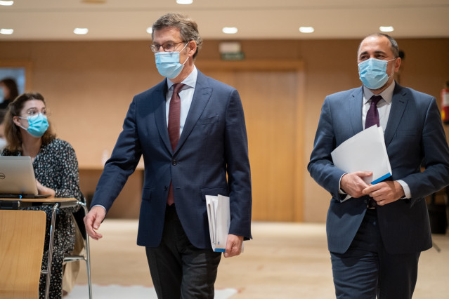 El titular del Gobierno gallego, Alberto Núñez Feijóo, junto al conselleiro de Sanidade, Julio García Comesaña, tras el comité clínico