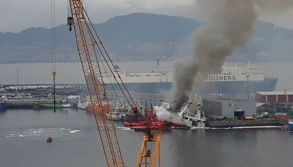Barco ardiendo en Bouzas en el Puerto de Vigo