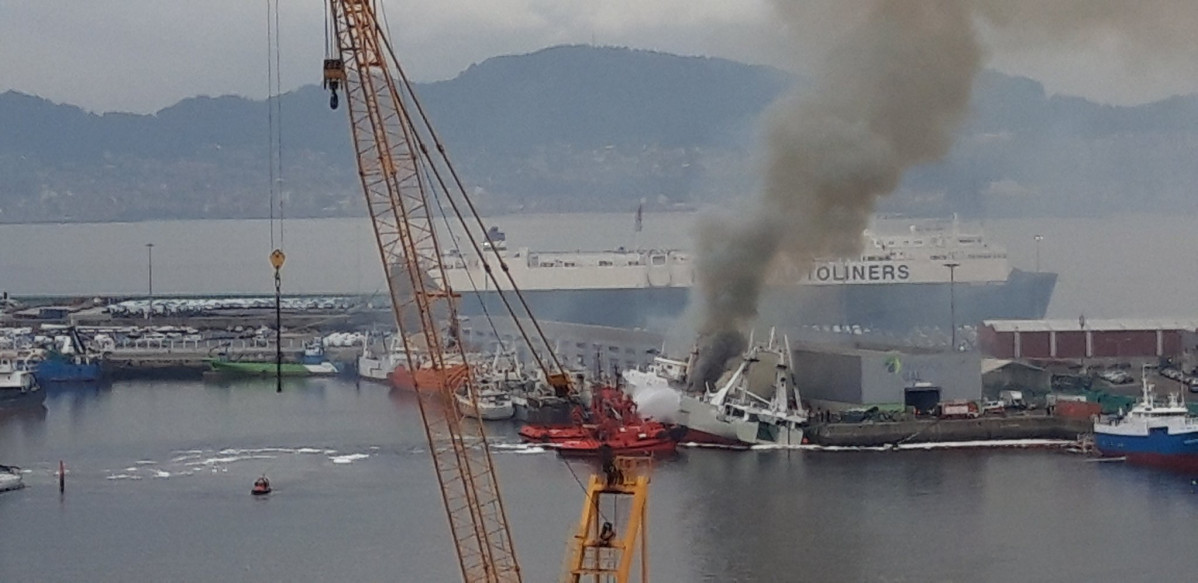 Barco ardiendo en Bouzas en el Puerto de Vigo