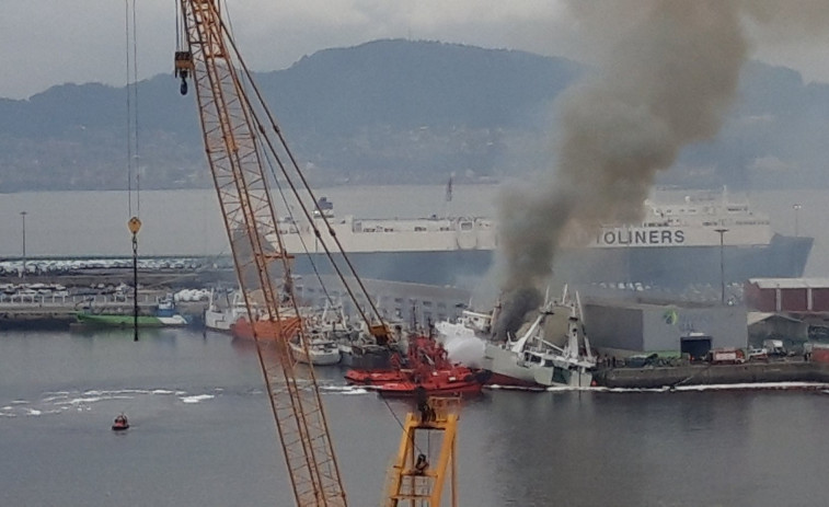Explosión en un barco que lleva ardiendo (vídeos) toda la mañana en el muelle de Bouzas del Puerto de Vigo