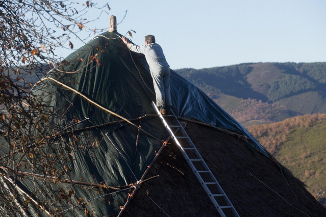 Un hombre trabaja en una palloza situada en la zona de la ruta de Los Ancares, en Lugo, Galicia, (España), a 31 de octubre de 2020.