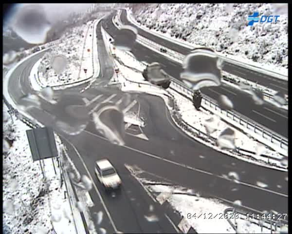 Nieve en la A 6 en el kilu00f3metro 438 en una webcam de la DGT