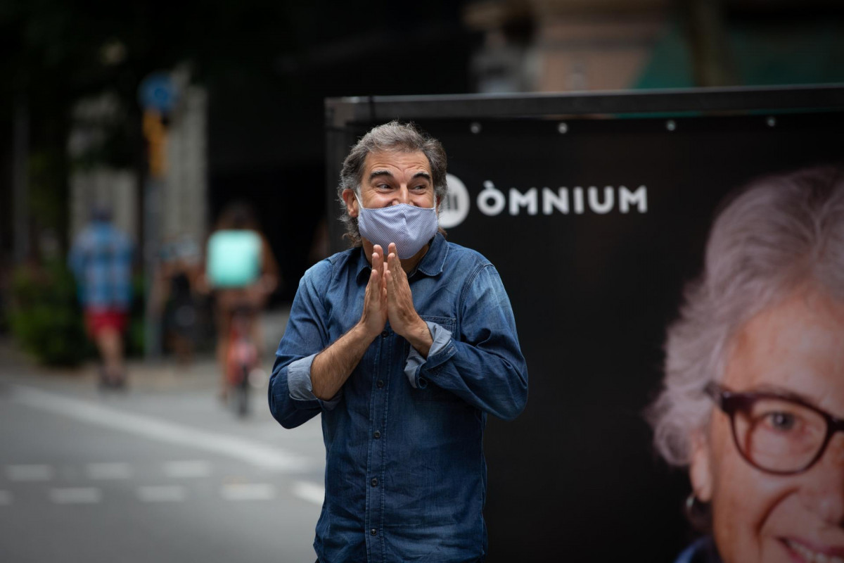 El presidente de Òmnium Cultural, Jordi Cuixart, a su llegada a la sede de la entidad horas después de alcanzar -como otros tres presos condenados por la sentencia del procés- su clasificación de preso en tercer grado, en régimen de semilibertad, en Barce