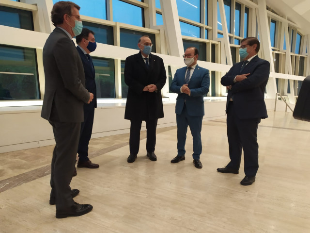 El presidente gallego, Alberto Núñez Feijóo, y el conselleiro de Educación, Román Rodríguez,  con los rectores de UVigo, USC y UDC