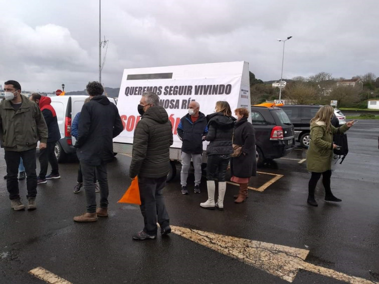 Mariscadores de Ferrol reclaman soluciones con una gran caravana de automóviles