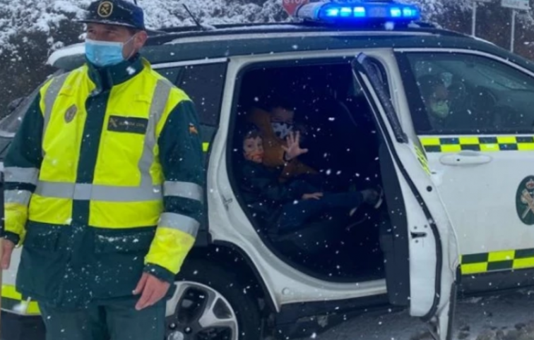 La Guardia Civil rescata a tres niños cuyo autobús quedó atrapado por la nieve en Toques