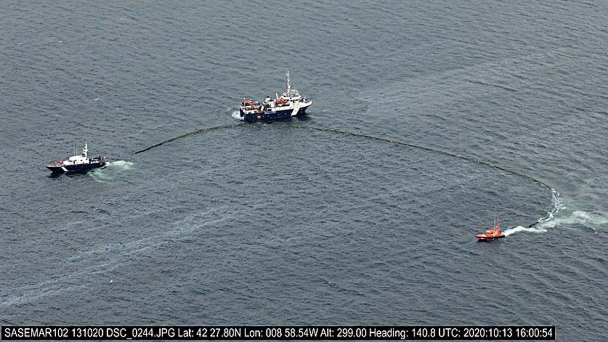 Imagen del vertido facilitada por Salvamento Maru00edtimo