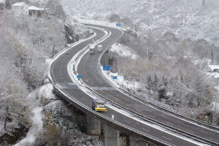 La provincia de Lugo, cubierta de nieve, acapara casi todas las incidencias que deja el temporal en Galicia