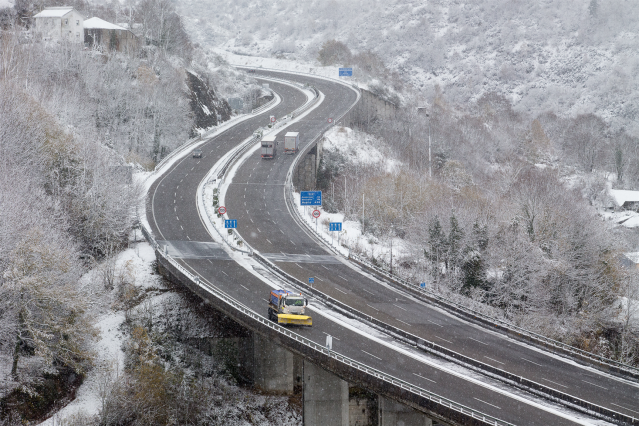 Vista de la A6 en Doncos, en Lugo, Galicia (España), a 4 de diciembre de 2020. Hoy se ha producido la primera gran nevada del otoño en la montaña lucense. La intensa nevada que está cayendo sobre el centro de la provincia de Lugo está provocando problemas