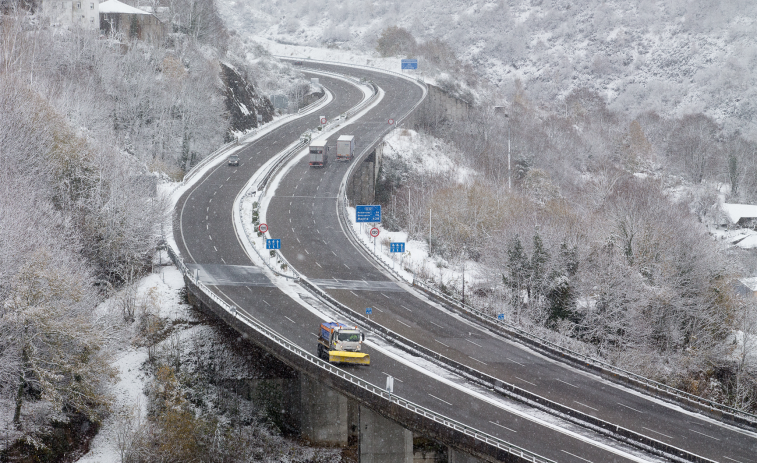 La provincia de Lugo, cubierta de nieve, acapara casi todas las incidencias que deja el temporal en Galicia