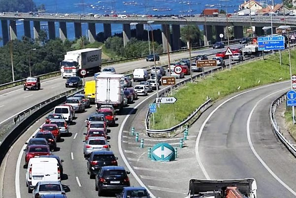 La AP-9 acumula 11 meses de colas y peajes caros