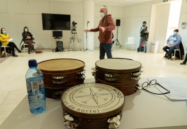 Taller de pandereta impartido por Xabier Díaz