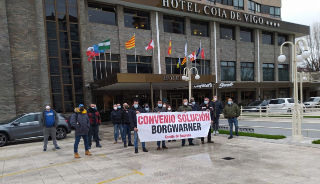 Trabajadores de la planta de Borgwarner en Vigo portan un cartel reivindicativo