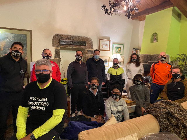 Imagen de grupo de hosteleros de Pontevedra que realiza la caminata hasta Madrid para reclamar un plan de rescate