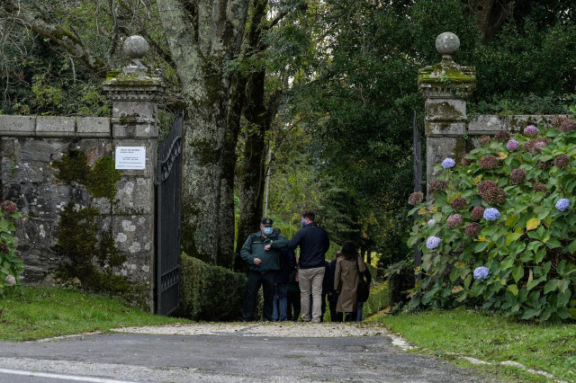 La comitiva judicial encargada de realizar el inventario de bienes del pazo de Meirás entra en la finca