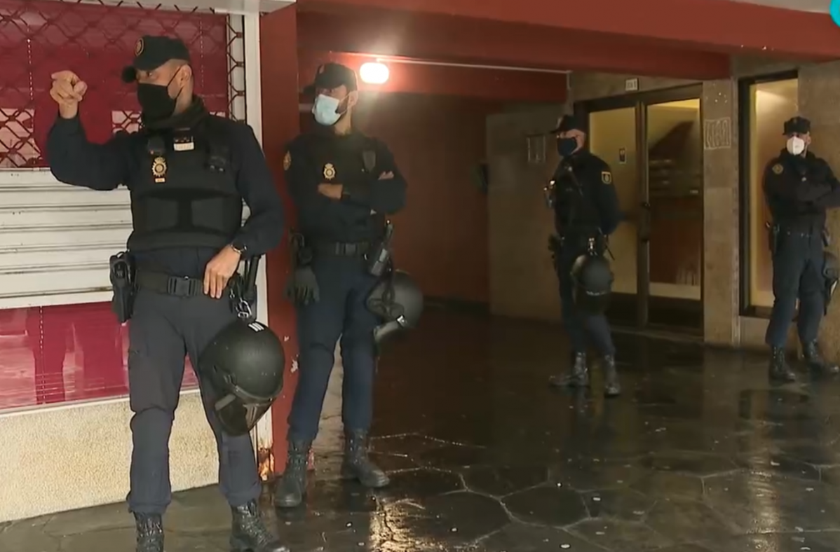 Agentes de la UIP en la zona de Travesu00eda de Vigo en una imagen de la CRTVG