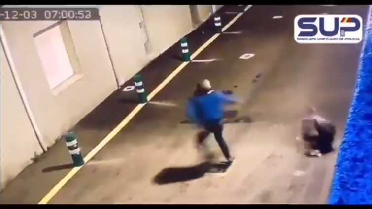 ​(VÍDEO) Así salvó la vida un policía nacional en O Carballiño cuando le atacaron con un cuchillo en plena calle