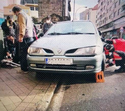 Bomberos de Vigo colaboran en la liberación de un galgo, que quedó atrapado bajo un vehículo que lo atropelló en la calle Puerto Rico.