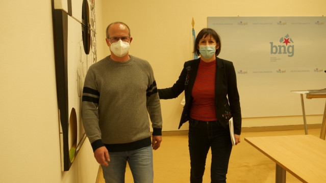 La portavoz nacional del BNG, Ana Pontón, con el presidente del comité de emrpesa de Endesa As Pontes, José Luis Pico