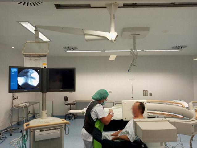 La doctora Azucena Jover realiza una videofluoroscopia