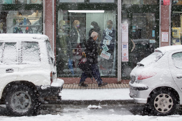 Un hombre camina en medio de una gran nevada en Becerrea, en Lugo, Galicia (España), a 4 de diciembre de 2020. Hoy se ha producido la primera gran nevada del otoño en la montaña lucense. La intensa nevada que está cayendo sobre el centro de la provincia d