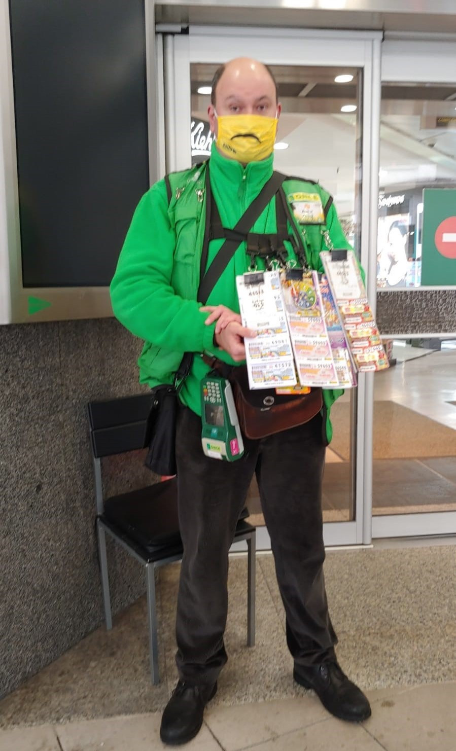 Vendedor Alberto Fernu00e1ndez, con la mascarilla de Santa Lucu00eda