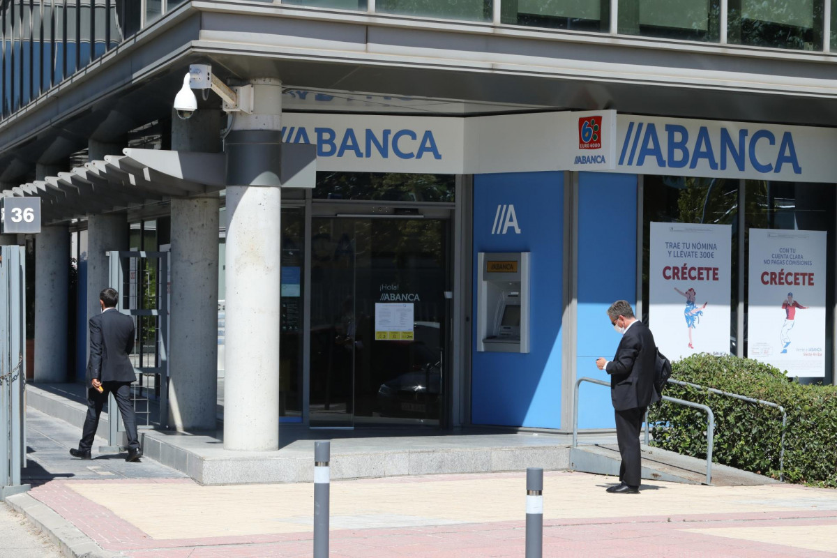 Un hombre pasa al lado de una sucursal de Abanca, en Madrid, (España), a 10 de septiembre de 2020
