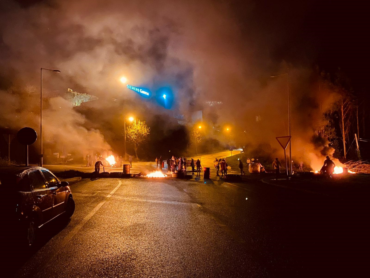 Barricadas de los trabajadores de Siemens Gamesa en la entrada del polígono de As Somozas (A Coruña)