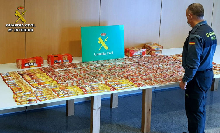 La Guardia Civil incauta más de 3.500 bengalas infantiles en un bazar de Pontevedra