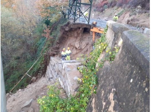 Socavón producido por las fuertes lluvias en Frieira (Pontevedra) y que obligó a cortar el tráfico ferroviario en la línea Vigo-Ourense-Monforte del 11 al 17 de diciembre de 2020.