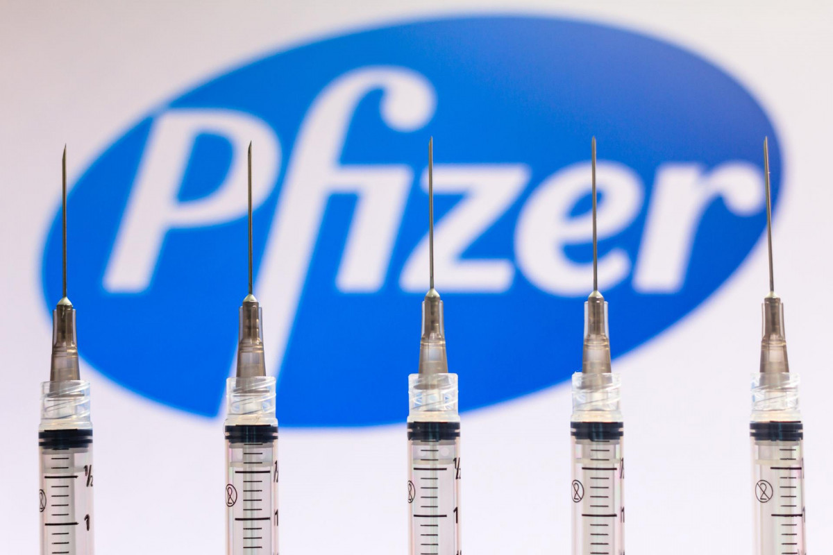 Imagen de archivo de unas vacunas frente al logo de la farmacéutica Pfizer.