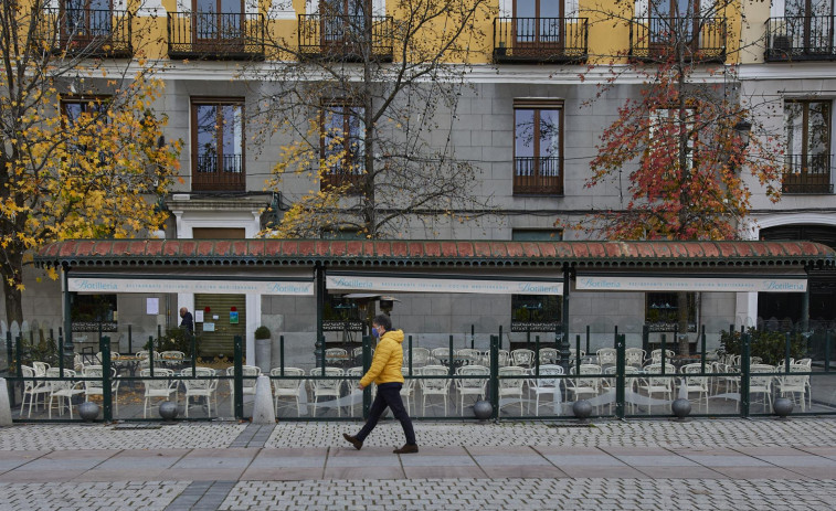 Bares y restaurantes solo podrán abrir para servir comidas en Cataluña