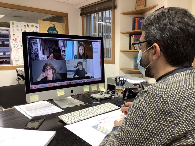 El jurado de los Premios Xerais 2020 de literatura, reunido en una de sus deliberaciones