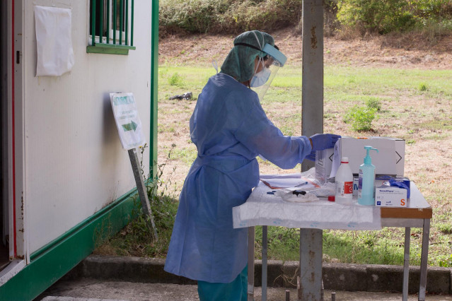 Una sanitaria prepara pruebas PCR en Monforte de Lemos (Lugo), donde hay 28 infectados por Covid19 en un edificio, el 20 de agosto de 2020.