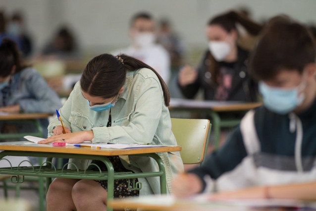 Estudiantes realizan un examen en Viveiro