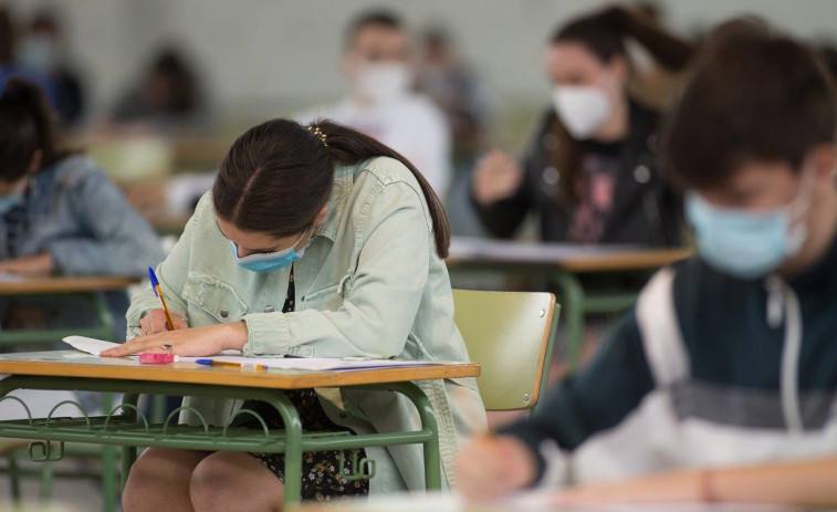 Suben los casos activos en los colegios gallegos y en el número de aulas cerradas