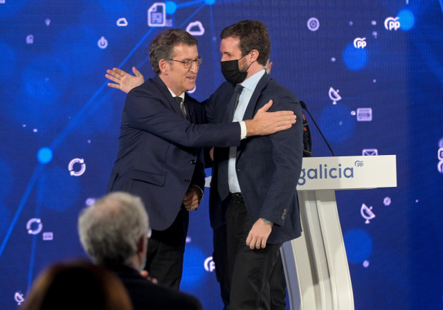 El presidente del Partido Popular, Pablo Casado (d) y el presidente de la Xunta de Galicia, Alberto Núñez Feijóo,  durante el acto sobre economía y fondos europeos “Galicia: más inversiones, menos impuestos”, en A Coruña, Galicia (España), a 18 de diciemb