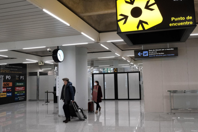 Dos personas en el aeropuerto de Palma de Mallorca (Islas Baleares), a 20 de diciembre de 2020.