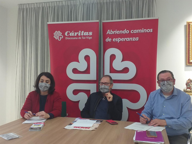 Belén Tombilla, del equipo de animación comunitaria y voluntariado de Cáritas Tui-Vigo, junto a Juan Lago, responsable de comunicación de la entidad, y Javier Alonso, delegado episcopal de acción caritativa y social.