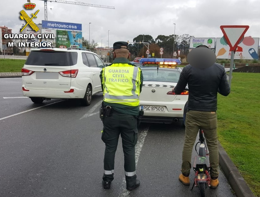 Joven en patinete eléctrico interceptado por la Guardia Civil.