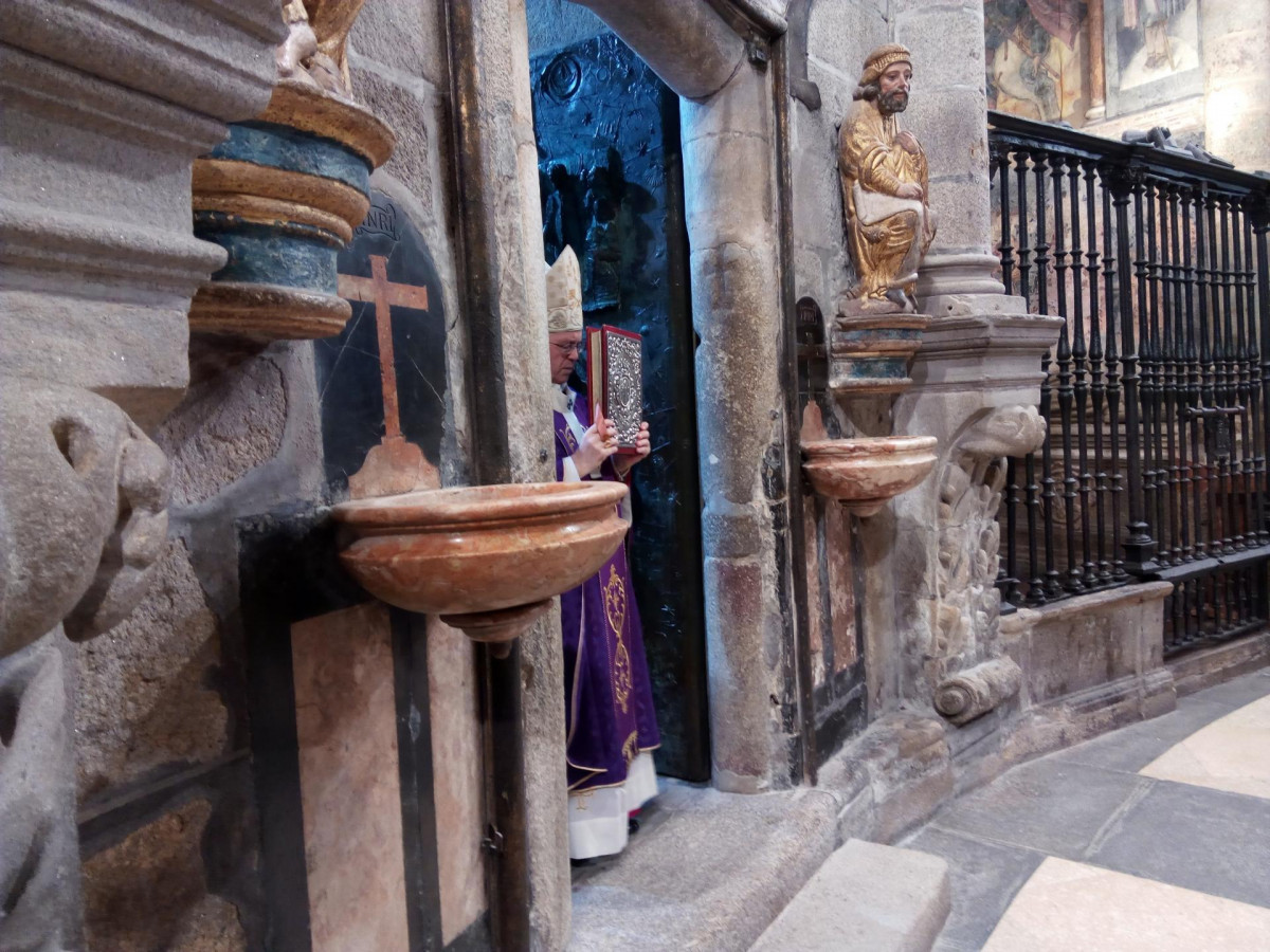 Imagen de archivo sobre la apertura de la Puerta Santa de la Catedral de Santiago de Compostela