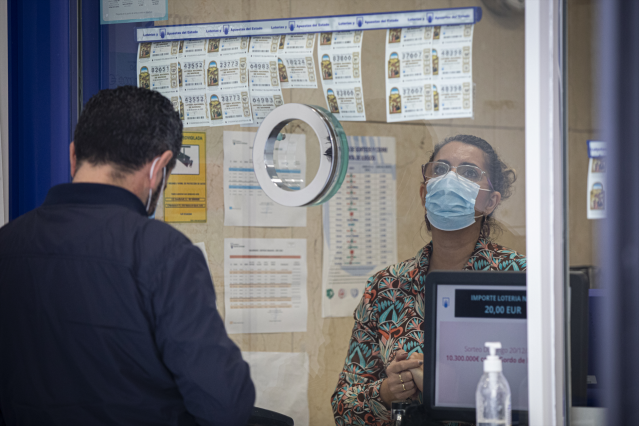 Colas para comprar la lotería de Navidad en la administración 'El Gato Negro'. En Sevilla (Andalucía, España), a 18 de diciembre de 2020.