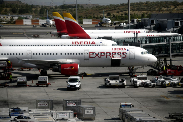 Aviones de Iberia Express en la terminal T4 del Aeropuerto de Madrid-Barajas Adolfo Suárez, en Madrid (España)
